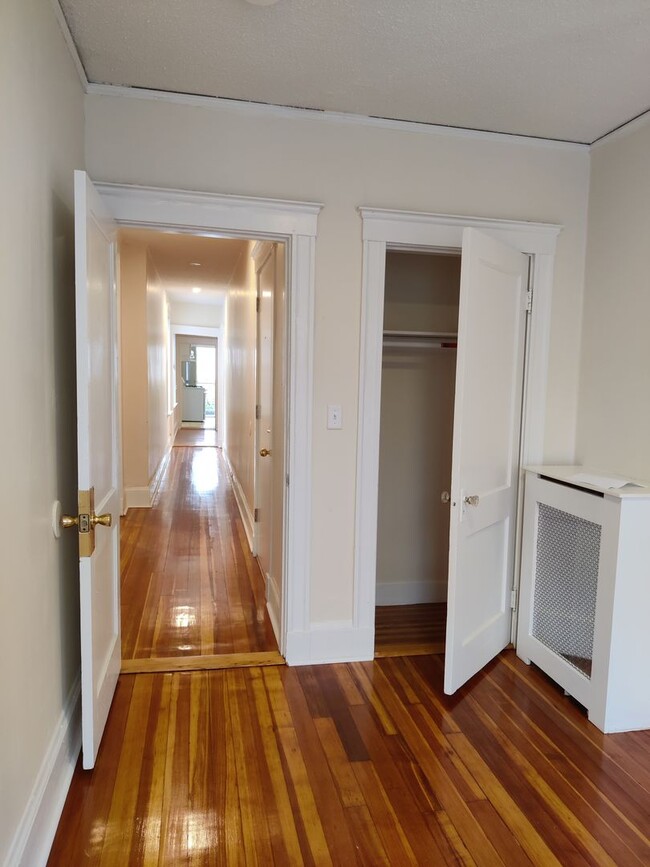 Building Photo - No Brokers fee, Large Renovated Unit in Allston. 4 bed. 2 Full Bathrooms. Central Heat, Laundry, ...