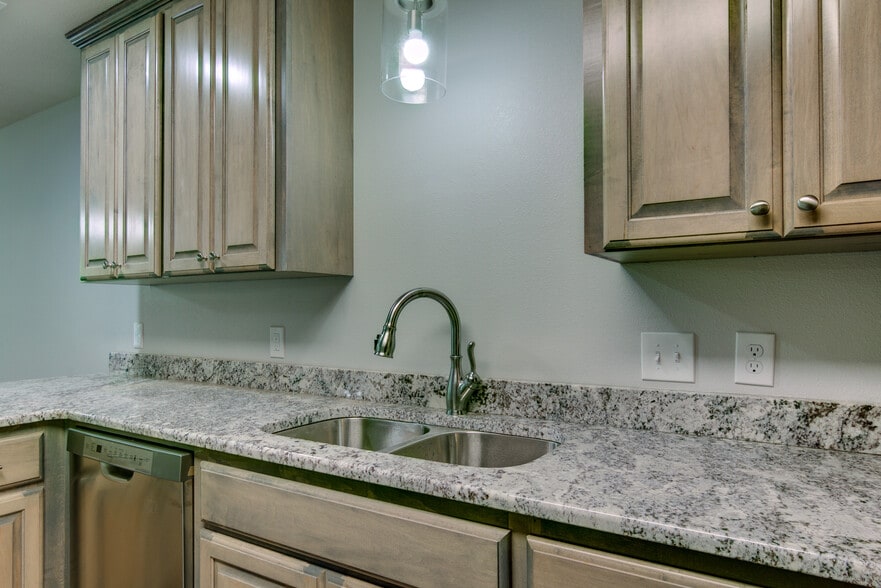 Kitchen - 911 Pecorella St E