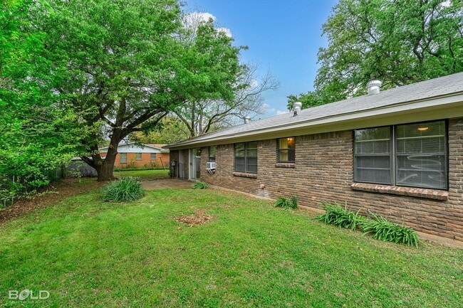 Building Photo - Check Out this 3 bed 2 bath!!