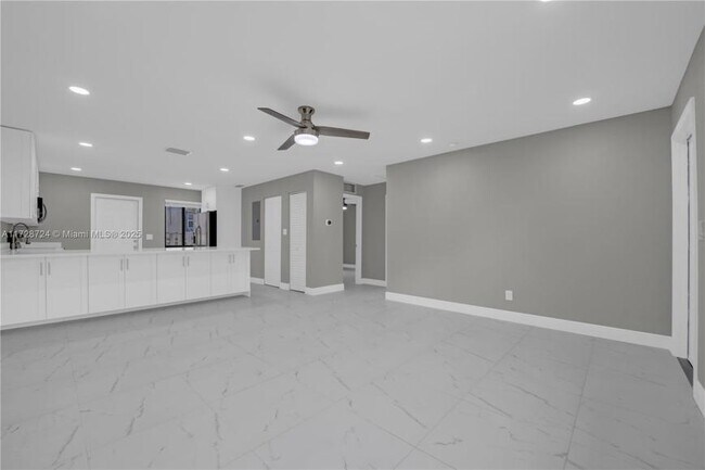 Building Photo - 2 bedroom in Hallandale FL 33009