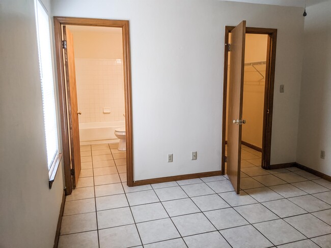 Building Photo - 1098 Rockbrook Ct