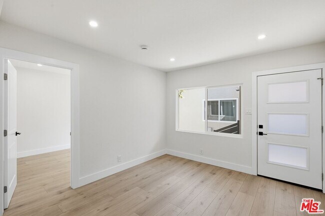 Building Photo - 5915 1/4 Barton Ave
