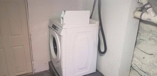 Building Photo - 453 Vineyard Ave