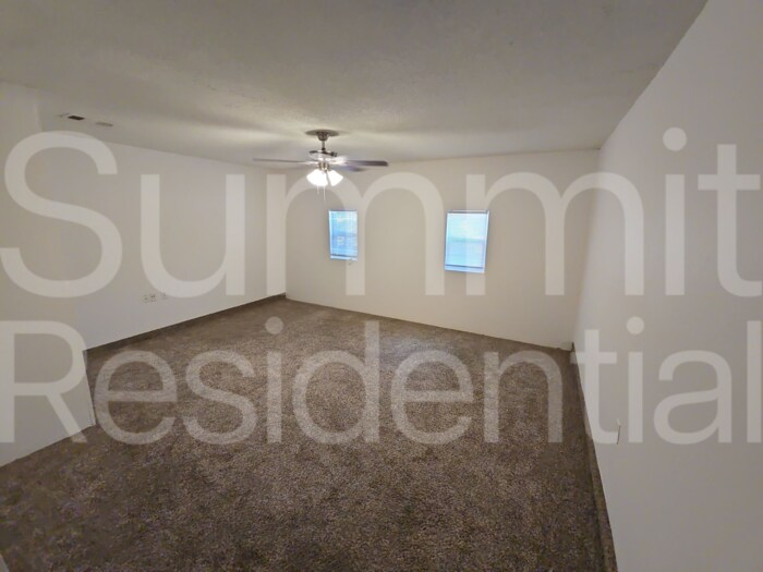 Building Photo - 1607 Parkwood Dr