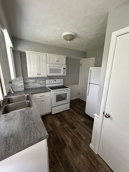 Kitchen - 226 Bonnett St SW