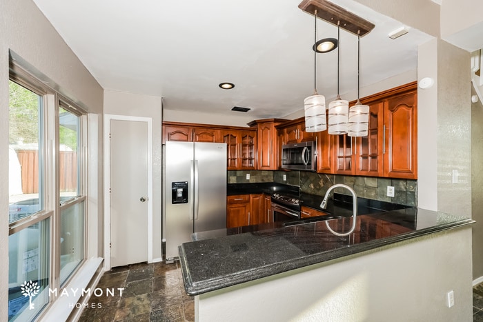 Building Photo - 6406 Mercedes Dr