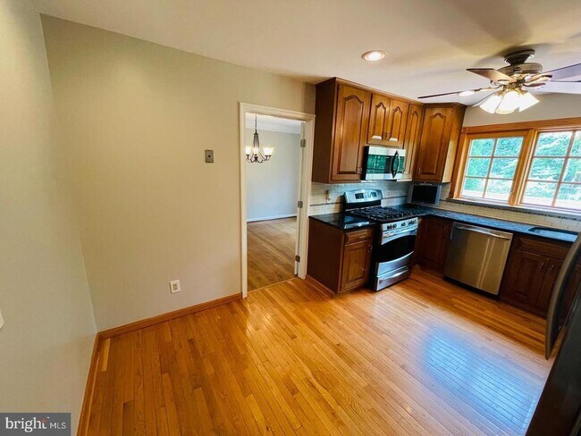 Building Photo - 7115 Warbler Ln