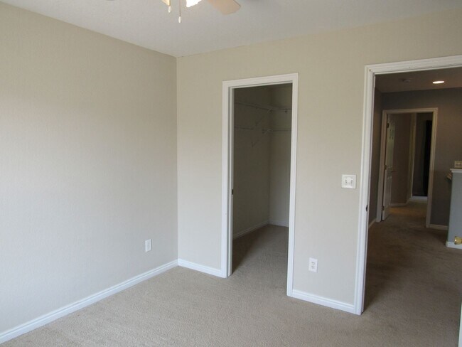 Building Photo - Bright and well maintained 4 bed, 3 bath h...