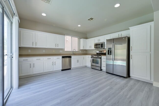 Building Photo - NW!!! 4 bedrooms!!! Pool and Spa!!! All ti...