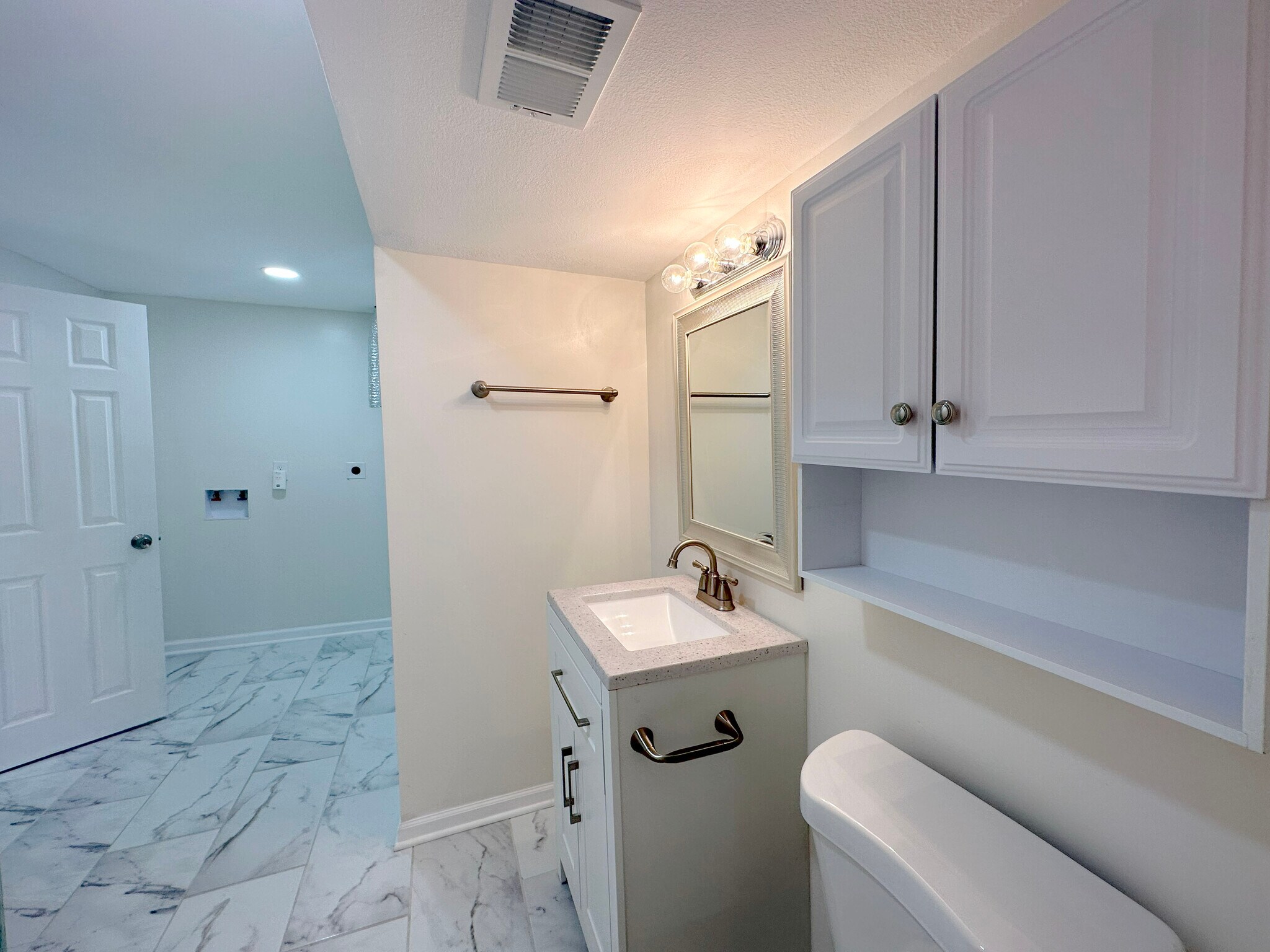 Building Photo - 1417 La Chateau Dr