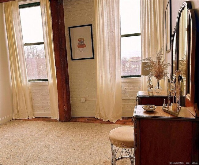 Building Photo - 145 Canal St E