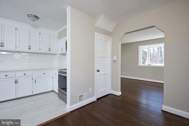 Building Photo - 221 Dale Dr