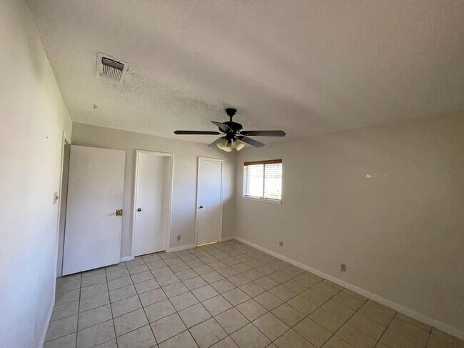 Building Photo - 2206 Kenbridge Dr