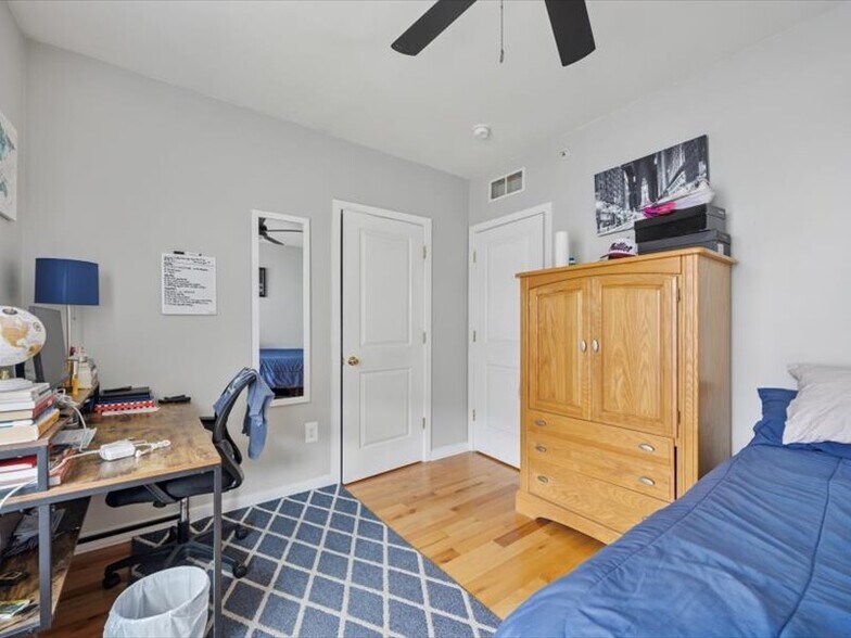 Building Photo - 928 S 15th St