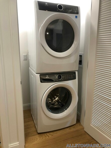 Building Photo - 83 Gardner St