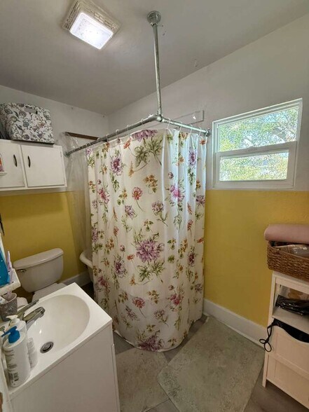 Bathroom shower & claw foot tub - 246 21st Ave N