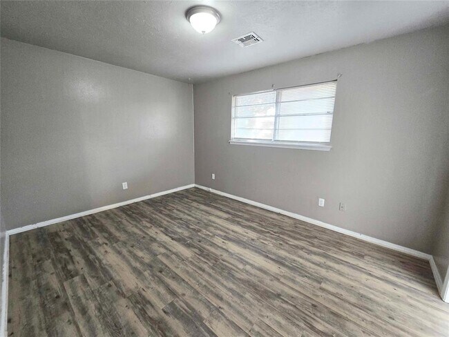 Building Photo - 2500 SE 51st St