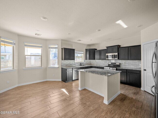 Building Photo - 561 Issa Circle