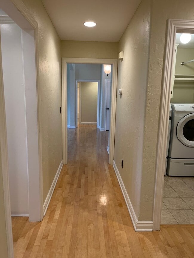 Building Photo - Very spacious 3 bed 2 bath 3 car garage!  ...