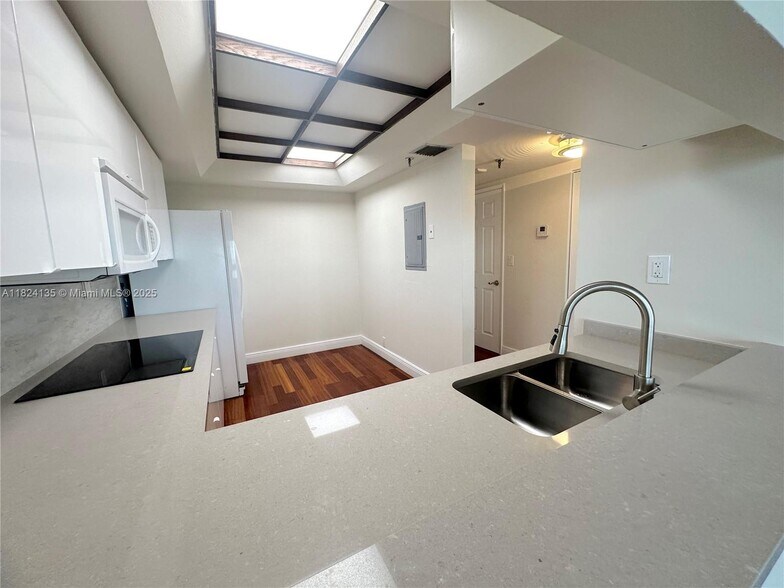 Building Photo - 520 Brickell Key Dr