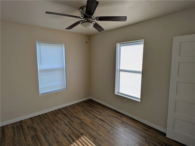 Building Photo - 637 Jester St