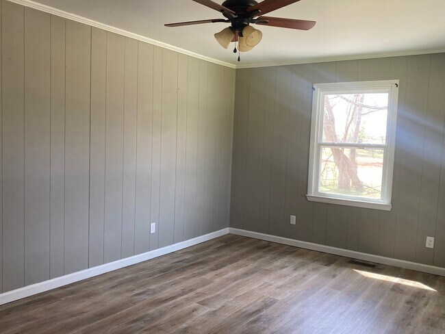 Building Photo - 3 Bed 1.5 Bath Cozy Country Home! - Muscle Shoals, AL