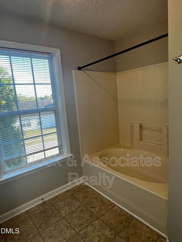 Building Photo - 5500 Marthonna Way