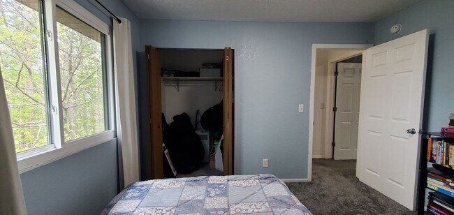 Building Photo - Maplewood Hills 2 Bedroom End Unit Townhome