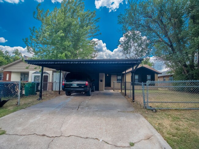 Building Photo - 3 bedroom 1.5 bathroom home