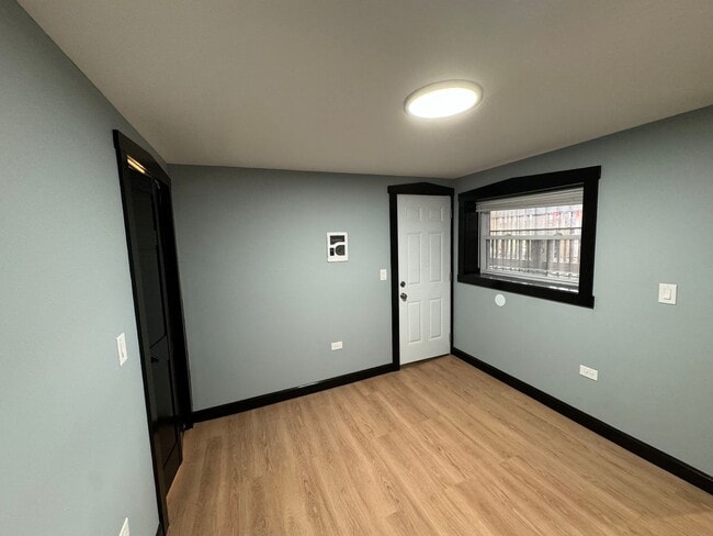 Building Photo - Spacious 1BR Single-Family Near 55th & Whipple — Heat & Hot Water Included