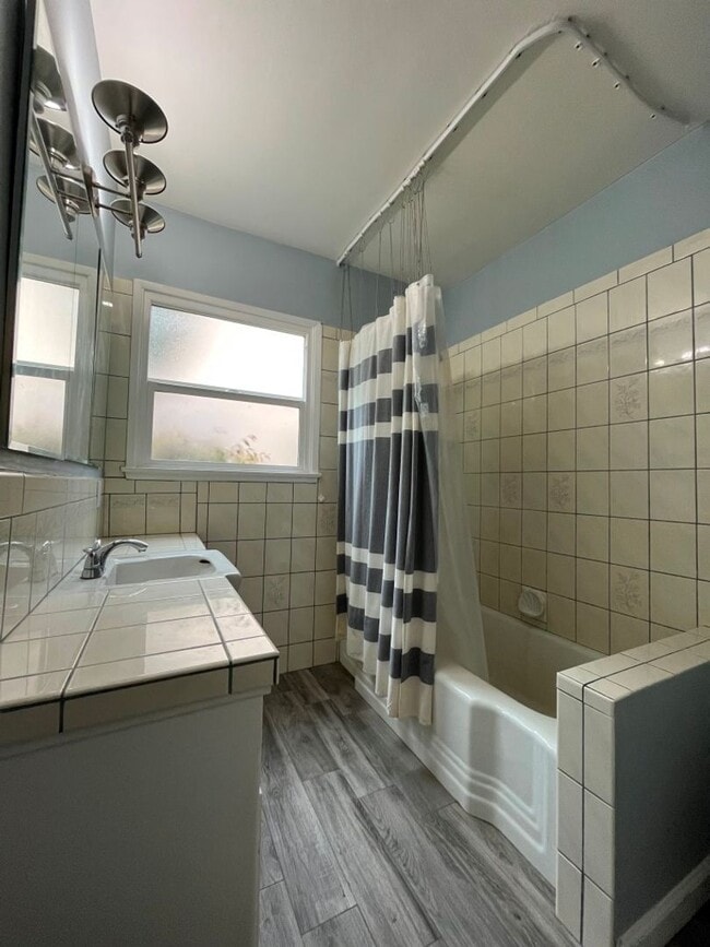 Building Photo - Upgraded 4+2 w/hardwood floors + great bac...