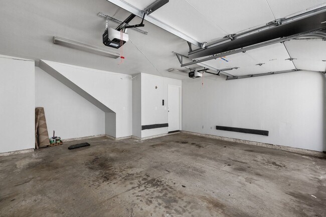 Building Photo - Mission Beach. 3 bedroom, 2.5 bath, 2 car garage,