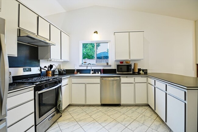 Building Photo - 13142 Reedley St