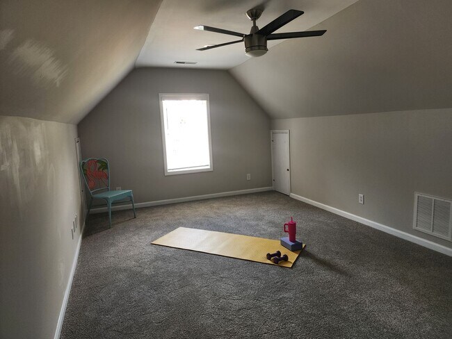 Building Photo - Lakeview Home!