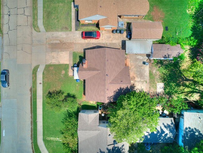 Building Photo - 2204 N Hood St