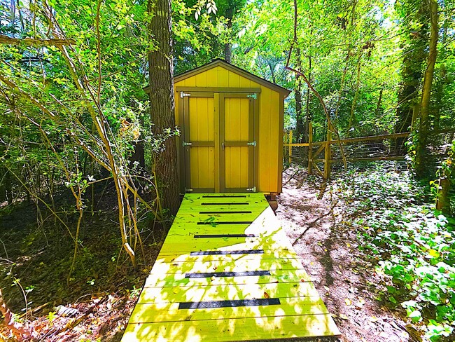 Building Photo - Welcome to this charming 3 bedroom, 2 bath...