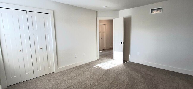 Building Photo - 3 Bedroom 2.5 Bathroom Available in Elizabethtown!