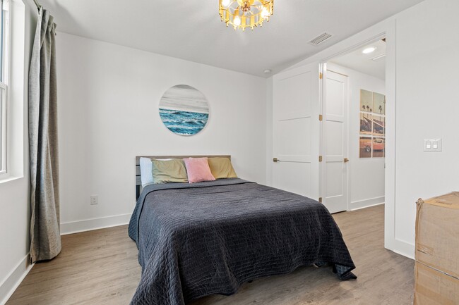 Building Photo - 320 15th St N