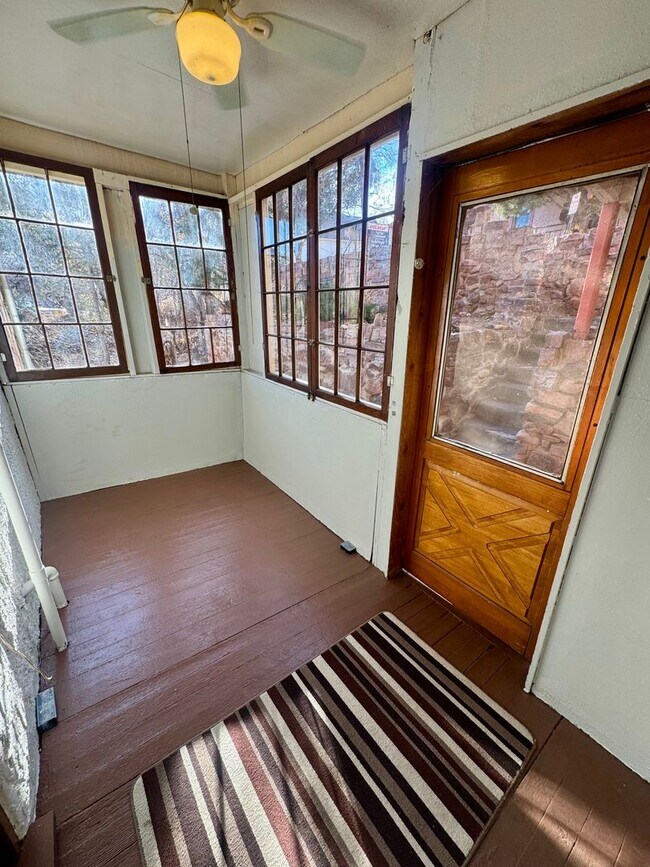 Building Photo - Cave Ave