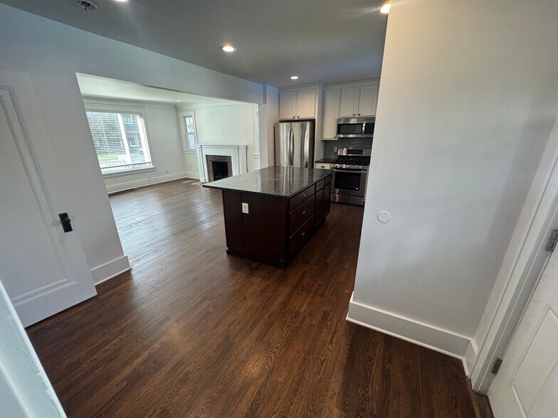 Building Photo - 827 Longfellow Ave