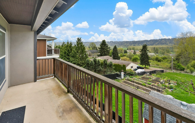 Building Photo - Stunning Duvall Home with View!