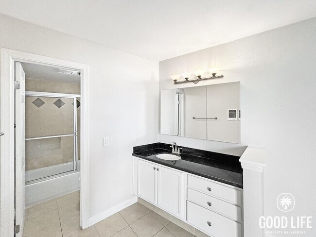 Building Photo - Stunning 1BD/1BA W/ Reserved Parking and Laundry On-Site in College East!