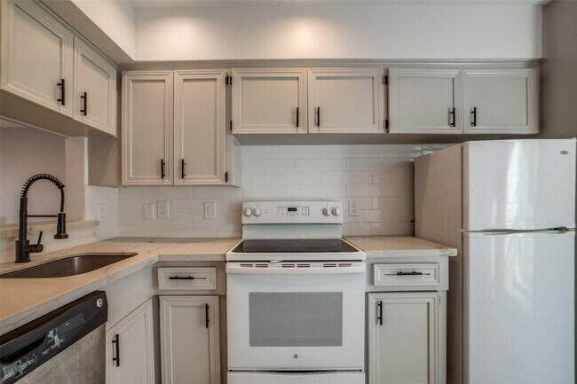 Building Photo - 9025 Rue Cambon St