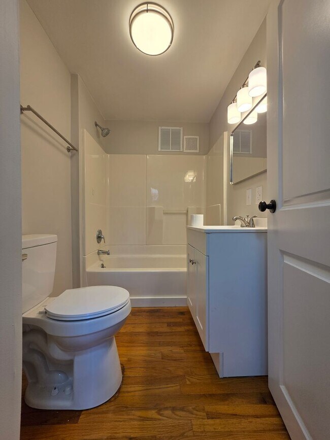 Building Photo - 2 Bed 1 Bath Single Family Home