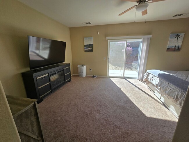 Building Photo - 3 Bedroom 2 Bath located in Mountain View DHS