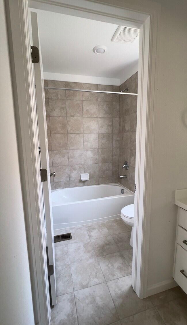 Building Photo - 3364 N Catawba Wy