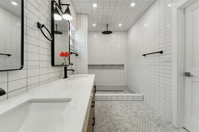 Building Photo - 3125 Paola Dr