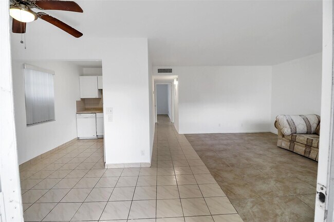 Building Photo - 580 Normandy Ln