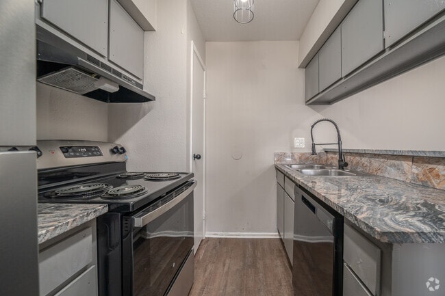 1BR, 1BA - 575SF - Kitchen - Ridge Point