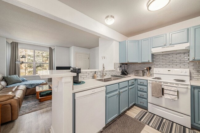 Building Photo - 3 Bed | 3.5 Bath | Modern & Spacious Townhome